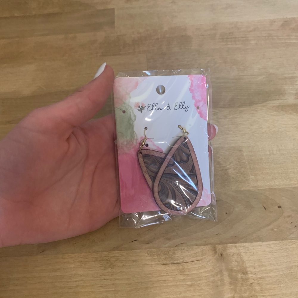 NWT ELLA & ELLY EARRINGS